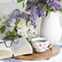Buch, Brille, Tee und Blumenvase auf Tisch -  Hyperlink zu Kategorie Lifestyle