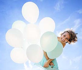 Frau mit weissen Lutballons - Hyperlink zu Angebot Pranic Healing Basiskurs