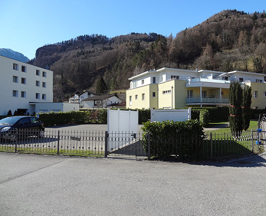 Zugang durch Eisentor zum Parkplatz