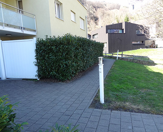 Fussweg vorbei an Hauseingang Bildbüntenweg 3