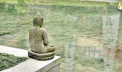 Buddha am Fischteich