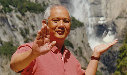 Master Choa Kok Sui segnend, Berge und Wasserfall im Hintergrund