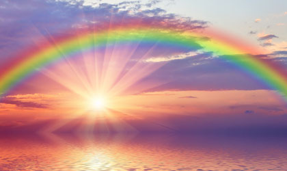 Regenbogen und Sonne über dem Meer