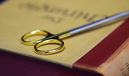 Buch und Schere