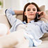 Liegende Frau mit Gibs am Handy - Hyperlink zu Praxis Angebot Pranic Healing Fernbehandlung