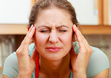 Frau mit Kopfweh - Hyperlink zu Pranic Healing Anwendungsbereich Physisch