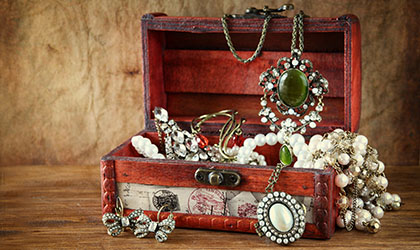 Schatztruhe mit Schmuck