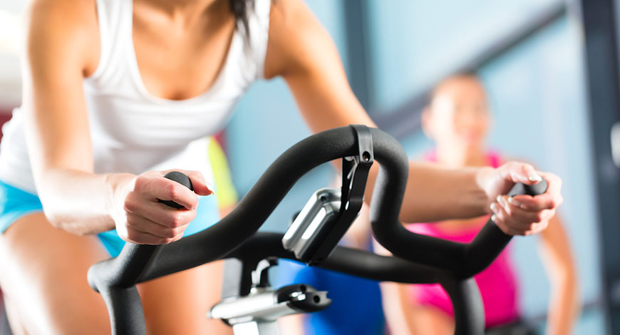 Frau auf Hometrainer