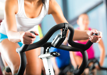 Frau auf Hometrainer - Hyperlink zu Pranic Healing Anwendungsbereich Sport