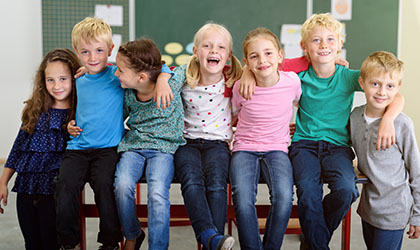 Klassenfoto von sieben Kindern
