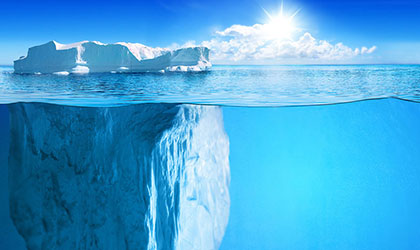 Eisberg im Sonnenlicht mit Blick unter Wasser