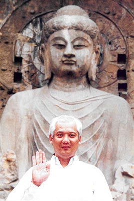 Bild Master Choa Kok Sui mit Buddha